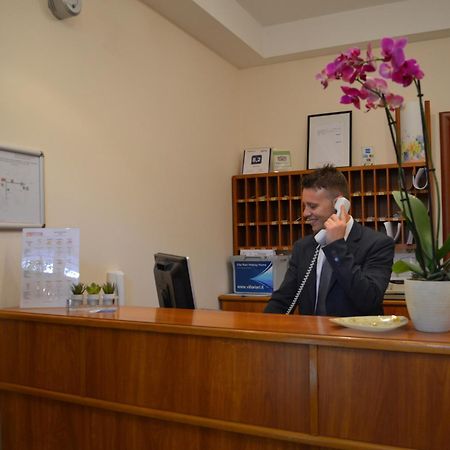 Villa Riari Garden Roma Exterior foto A receptionist at work