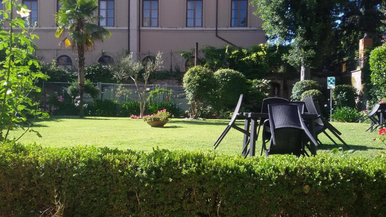 Villa Riari Garden Roma Exterior foto The garden of the hotel