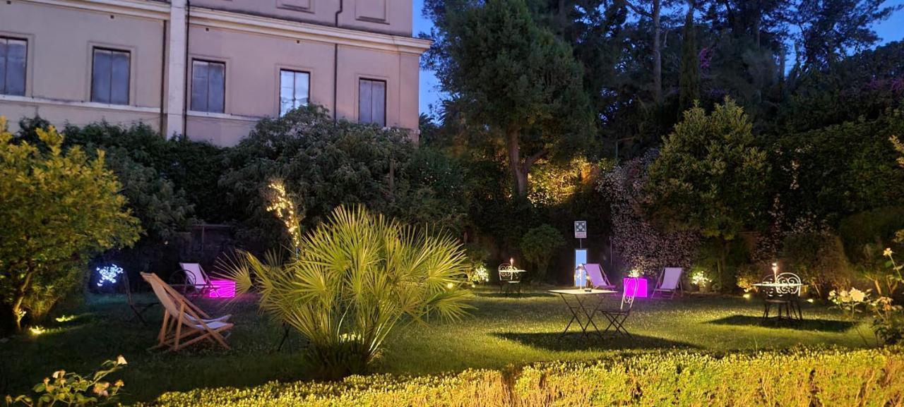 Villa Riari Garden Roma Exterior foto The garden at night