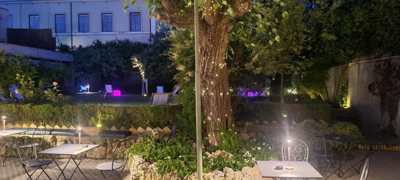 Villa Riari Garden Roma Exterior foto The tree at night