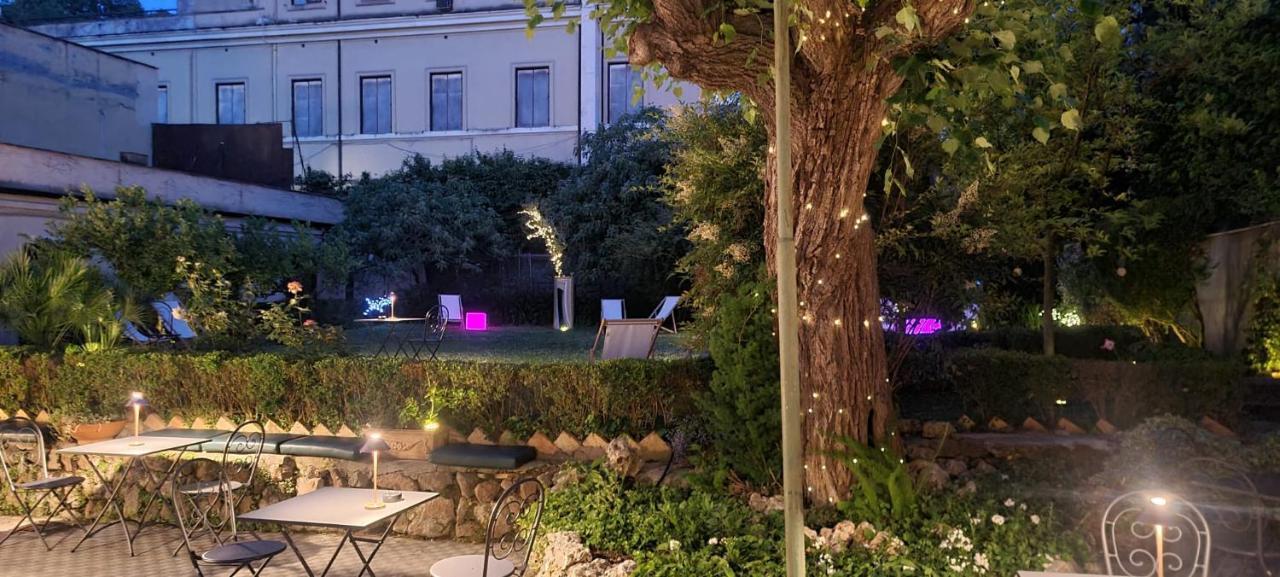 Villa Riari Garden Roma Exterior foto The garden at night