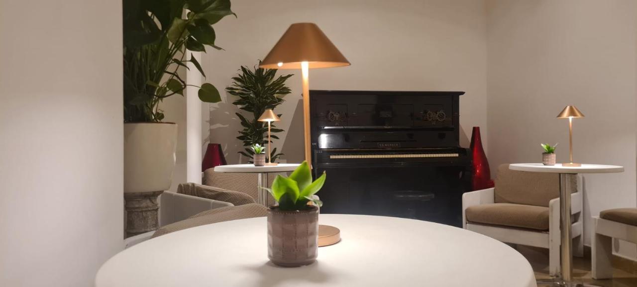 Villa Riari Garden Roma Exterior foto A table lamp