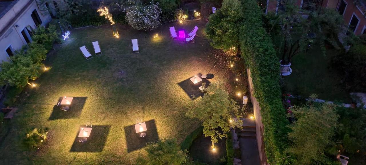 Villa Riari Garden Roma Exterior foto The garden at night