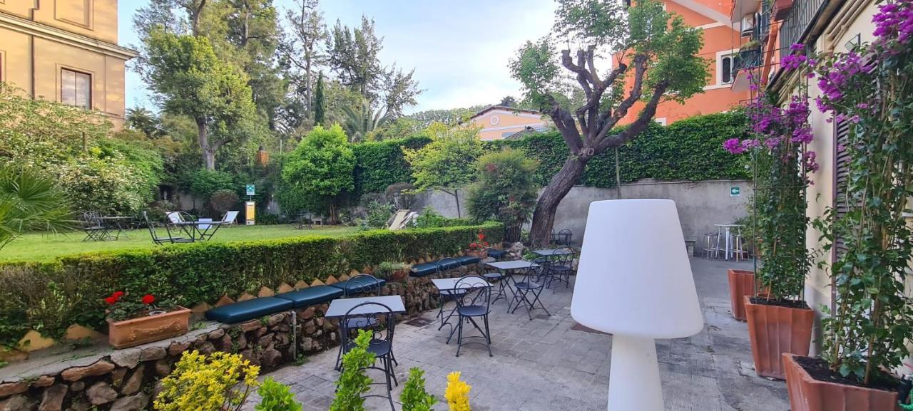 Villa Riari Garden Roma Exterior foto The garden of the hotel
